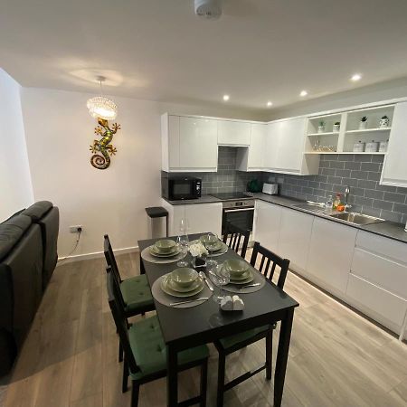 Modern 2 Bedroom Apartment, With Car Parking. Bitton Екстер'єр фото