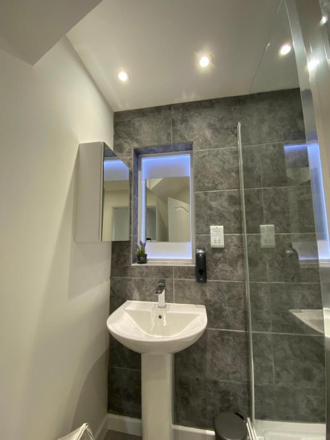 Modern 2 Bedroom Apartment, With Car Parking. Bitton Екстер'єр фото